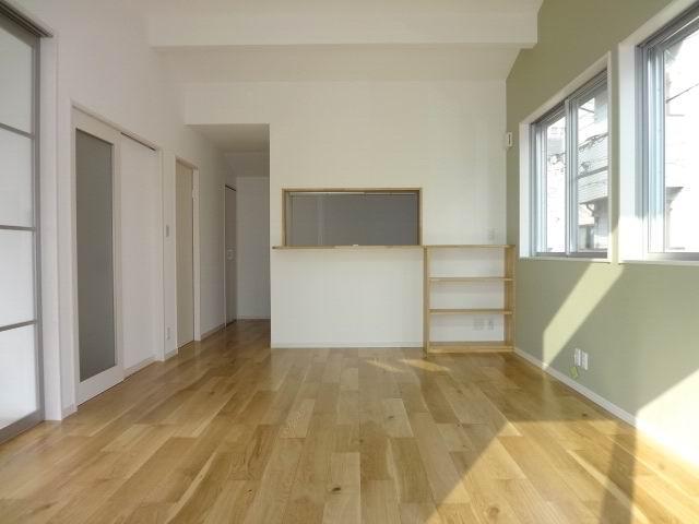 Living. Second floor living room. LDK16.5 Pledge. Floor heating (nook) 3 system. Yang This good at MinamiMuko. It is a popular face-to-face kitchen to wife.