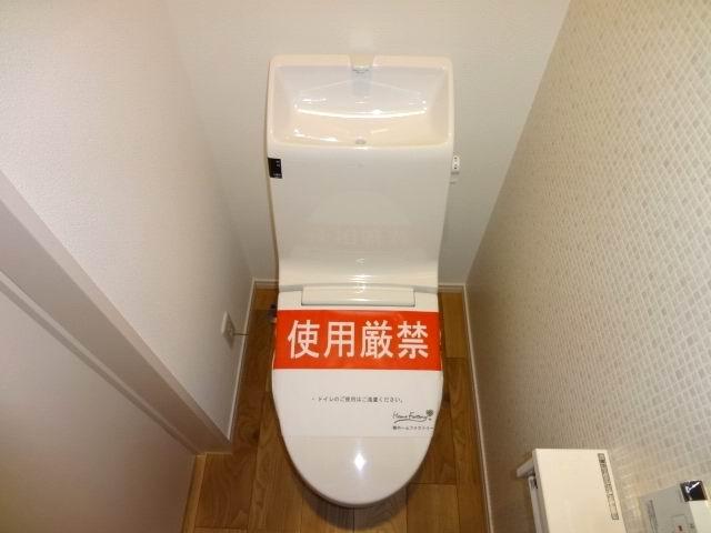 Toilet. 1st floor ・ Second floor toilet. Shower toilet.