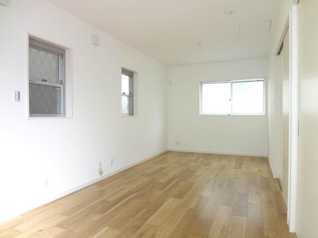 Non-living room. 1 Kaiyoshitsu 10.5 Pledge. 3 face lighting. It can be changed to two rooms in the partition construction.