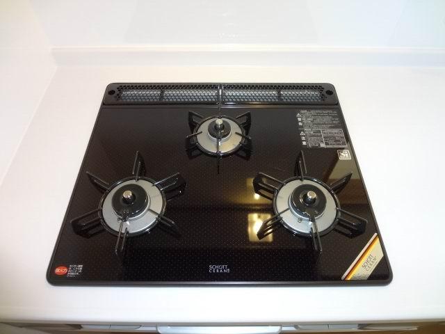 Kitchen. Glass top stove.