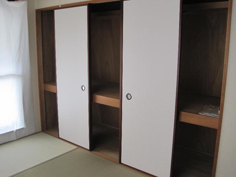 Living and room. Armoire