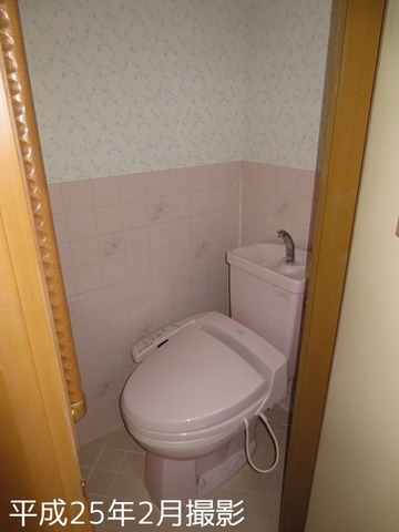 Toilet. 1F toilet
