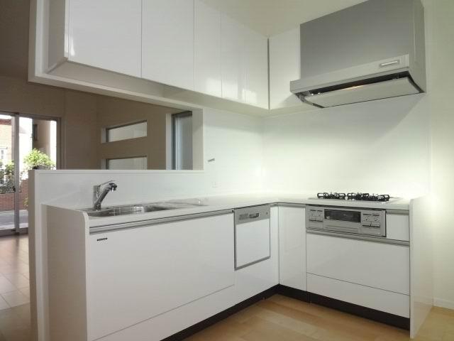 Kitchen. First floor kitchen. Down Wall ・ Dish washing dryer with system Kitchen.