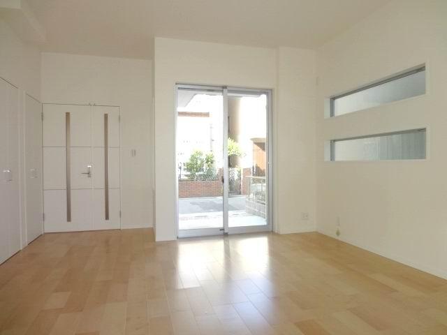 Living. The first floor living room. LDK17.1 Pledge. Ceiling height 2600mm. It is spacious space.