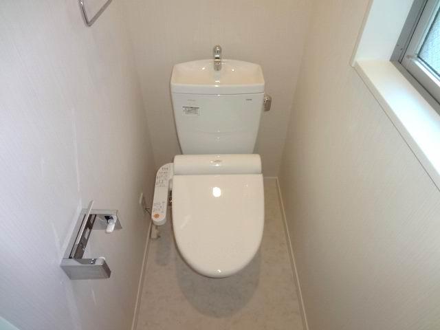 Toilet. 1st floor ・ Second floor toilet. Shower toilet.