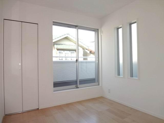 Non-living room. 2 Kaiyoshitsu 5.5 Pledge. balcony ・ With closet. It is a two-sided lighting.