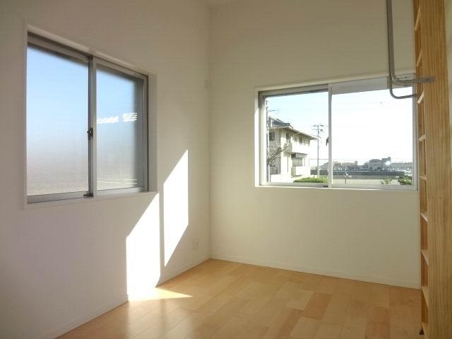 Non-living room. 2 Kaiyoshitsu 5.6 Pledge. loft ・ With closet. It is a two-sided lighting.