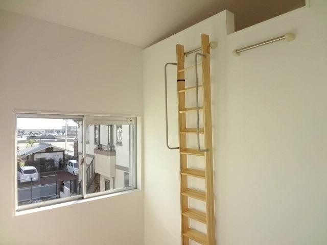 Non-living room. 2 Kaiyoshitsu 5.6 Pledge. loft ・ With closet. It is a two-sided lighting.