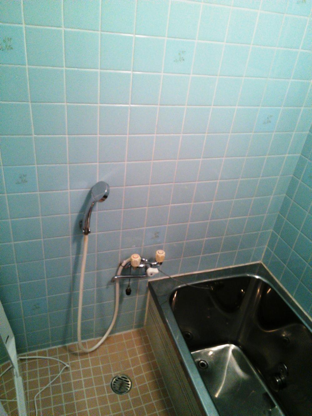 Bathroom. Indoor (12 May 2013) Shooting
