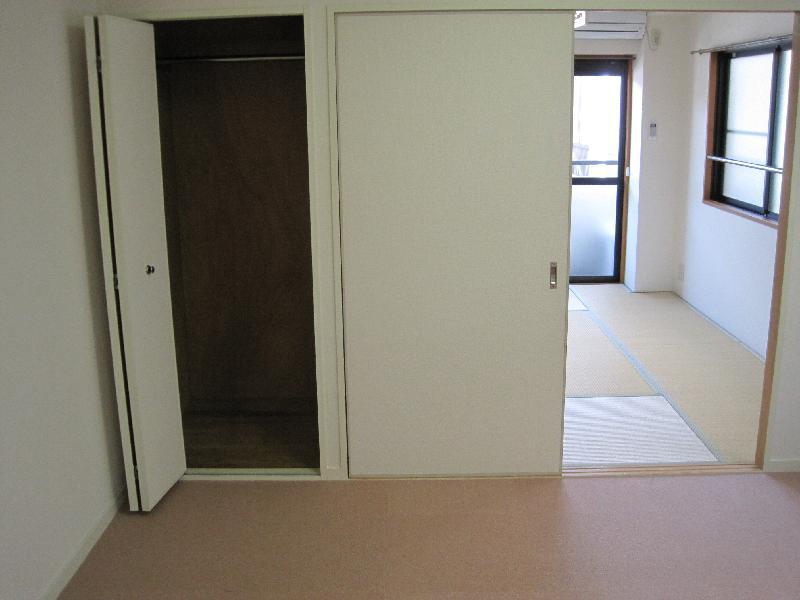 Living and room. Medium Western-style 2