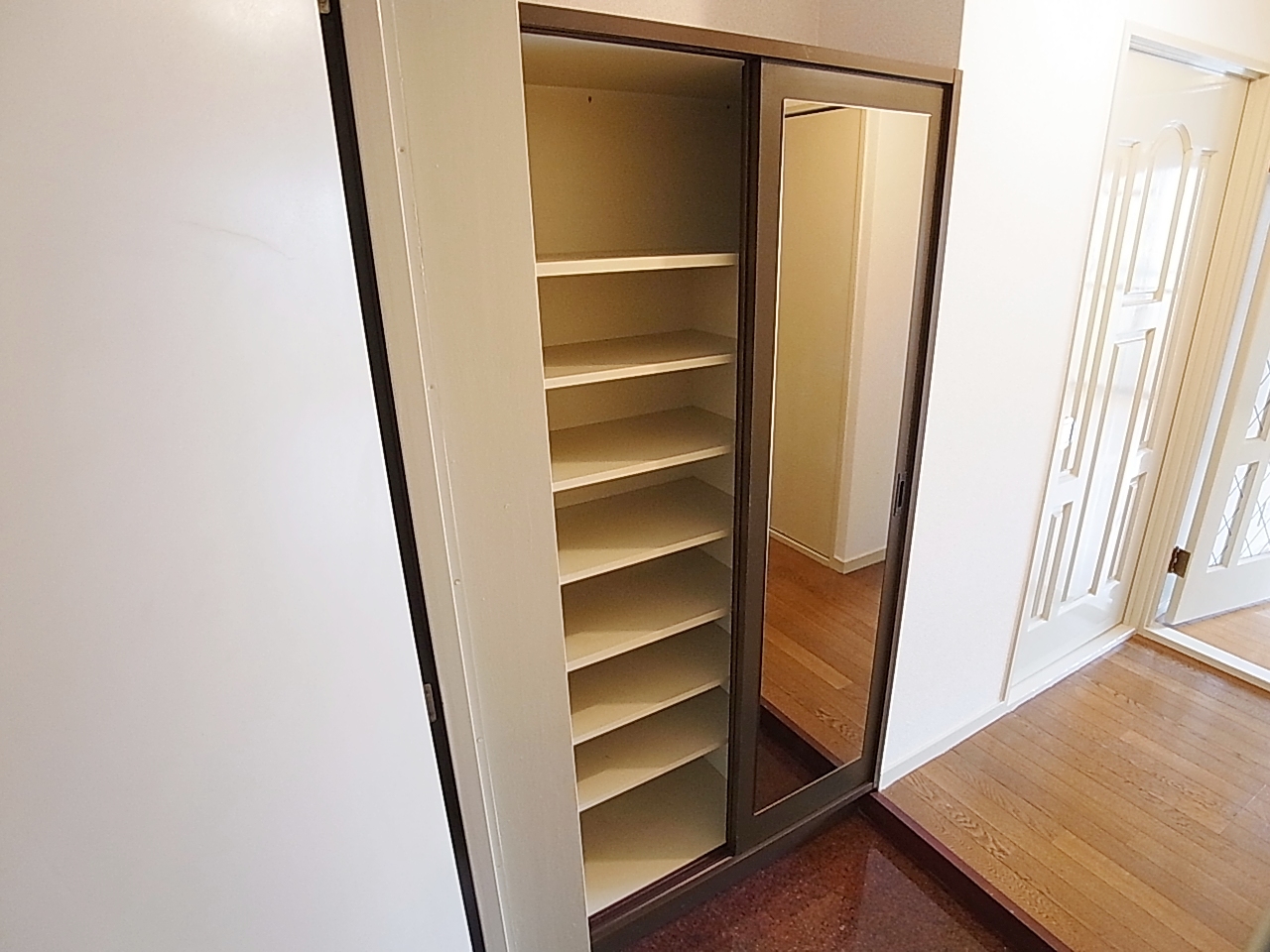 Entrance. Shoes BOX. With mirror