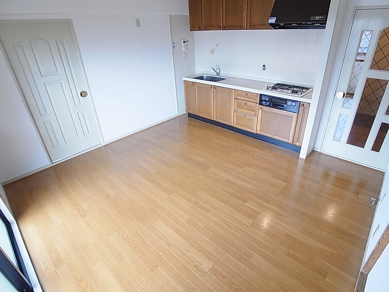 Living and room. Very clean room. Flooring Chokawa