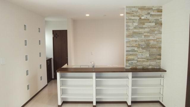 Kitchen. Face-to-face kitchen. Under the counter with storage. 