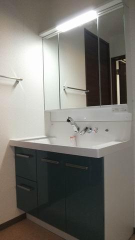 Wash basin, toilet. Shampoo dresser