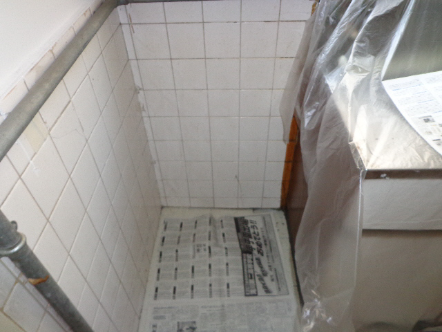 Bath. Refrigerator yard