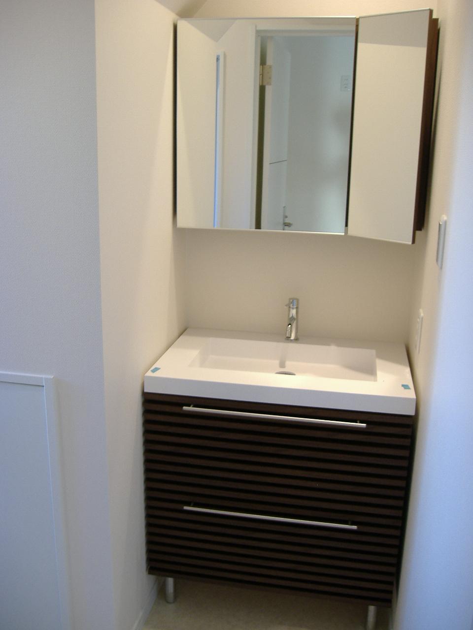 Wash basin, toilet. Shampoo dresser with a three-way mirror cabinet