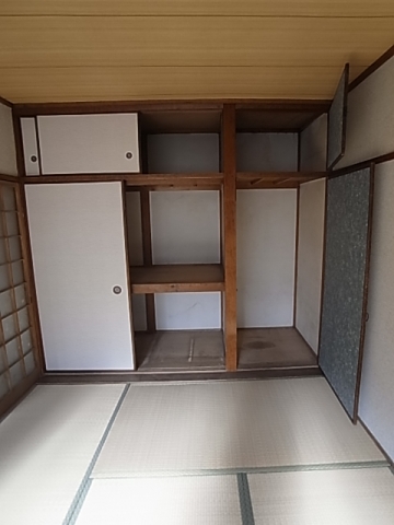 Receipt. It is with a closet of single-between and a half.