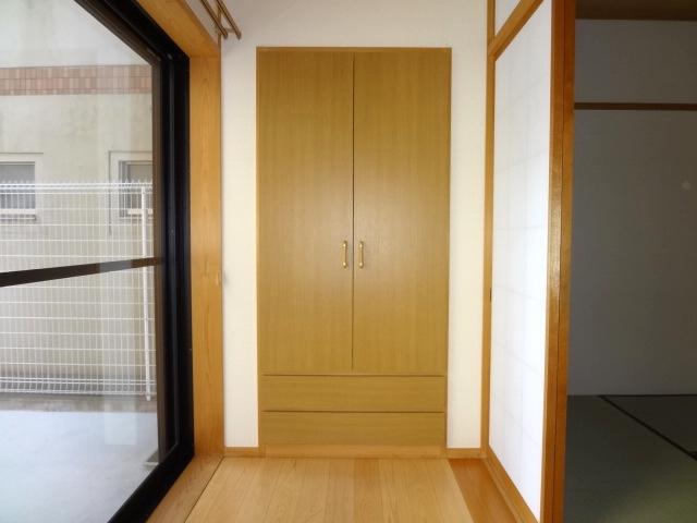 Non-living room. First floor Japanese-style room 8 quires. It is with Hiroen.