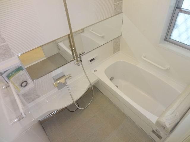 Bathroom. First floor bathroom. Dry floor ・ System bus with drying heater. Spacious 1418 size.