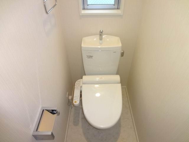 Toilet. 1st floor ・ Second floor toilet. Shower toilet.