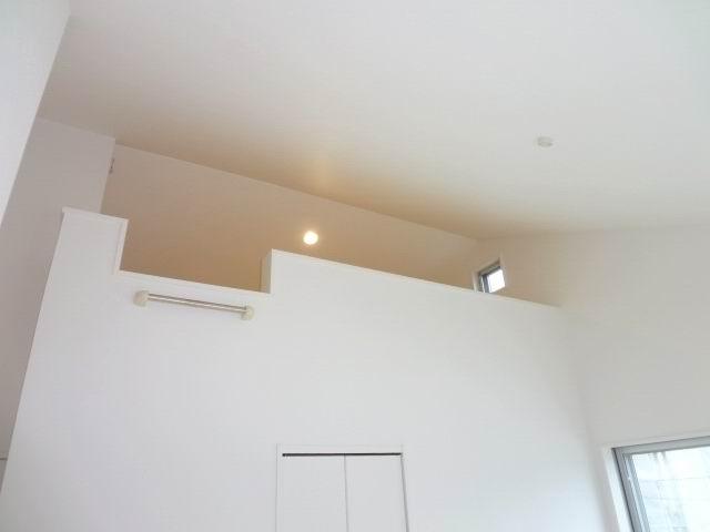 Non-living room. 2 Kaiyoshitsu 6.7 Pledge. Two-sided lighting. loft ・ It is with a closet.