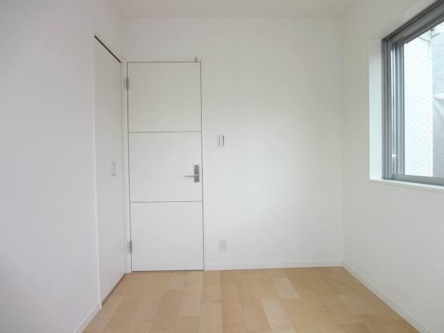 Non-living room. 2 Kaiyoshitsu 5.2 Pledge. Two-sided lighting. It is with a closet.