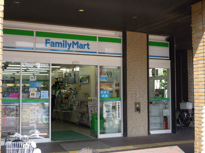 Dorakkusutoa. 560m until (drugstore)