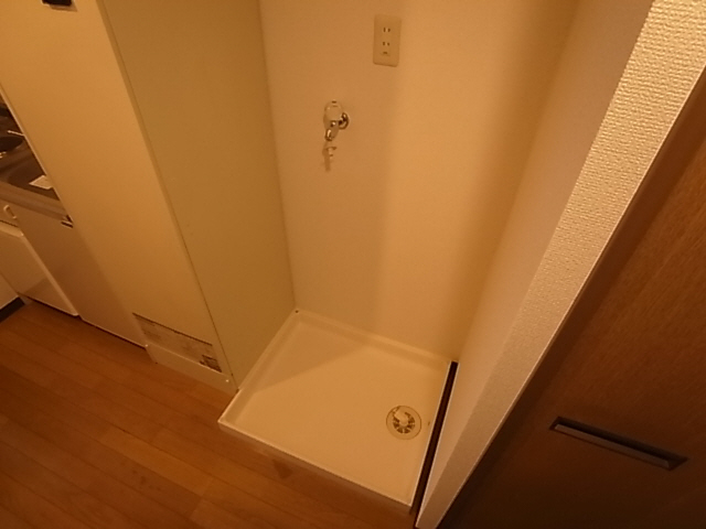 Other room space. Indoor laundry bread