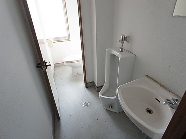 Washroom. Lavatory (shared)