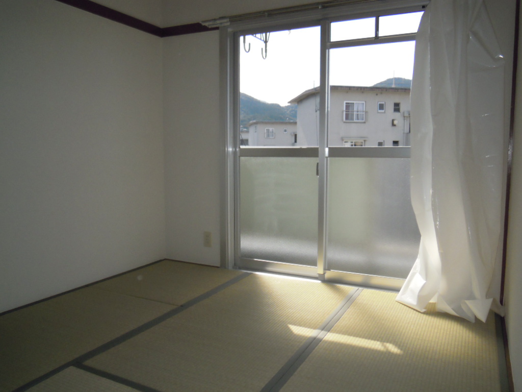 Living and room. Each room, Day is a good and bright! !