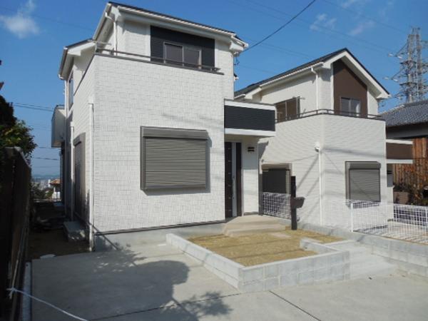 Local appearance photo. The site is about 48 square meters! Car space There are two cars!