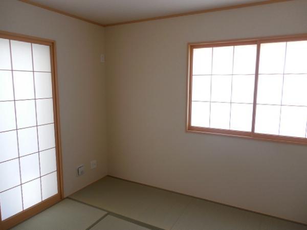 Non-living room. Tatami room to settle!