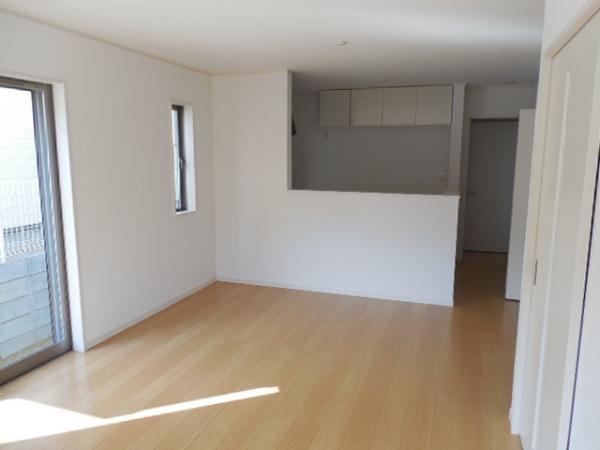 Living. Wide and bright living room!