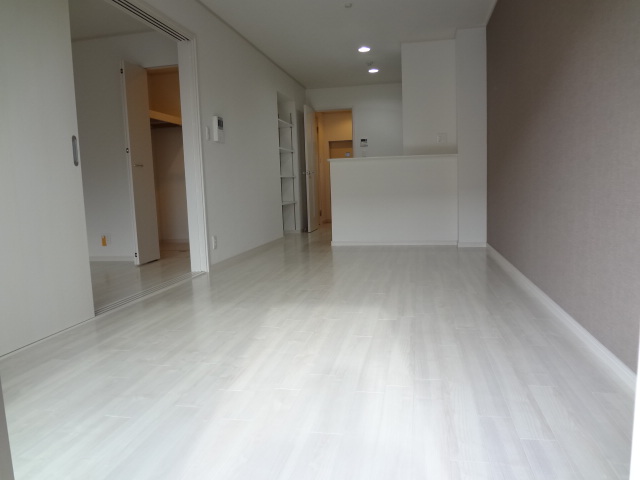 Living and room. 12.7 Pledge of a large living (^ - ^)