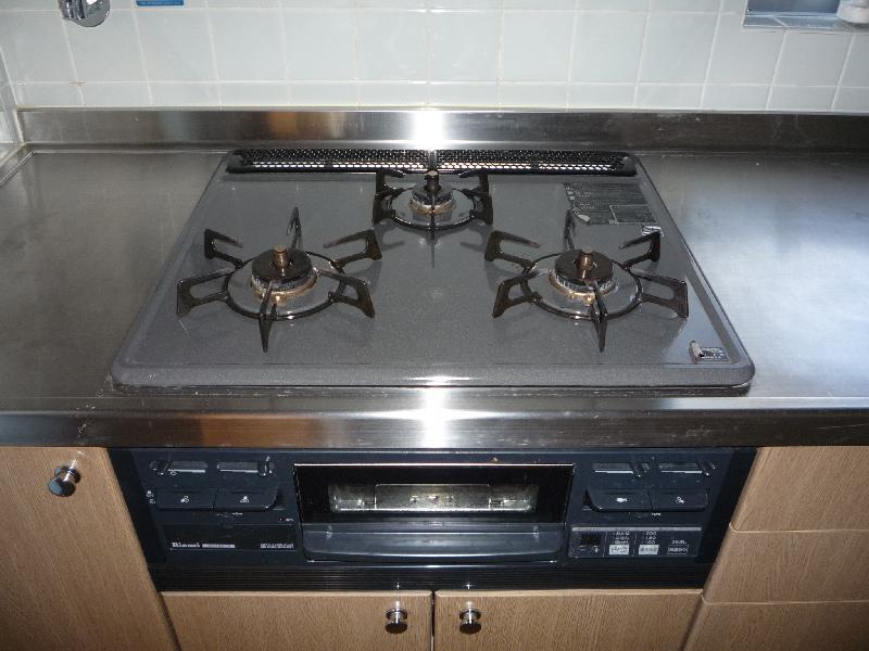 Kitchen. 3-burner stove