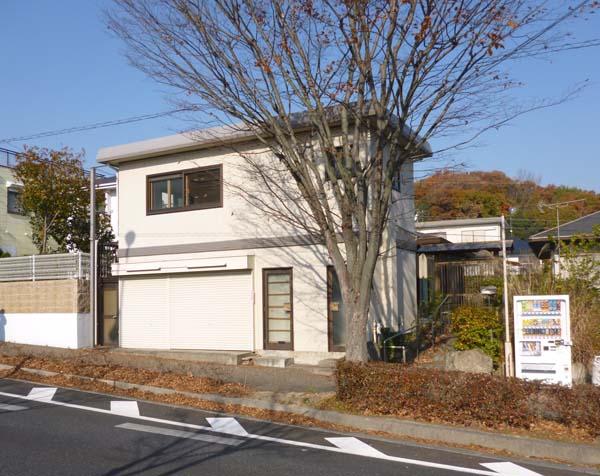 Local photos, including front road. The store site (December 2013) Shooting