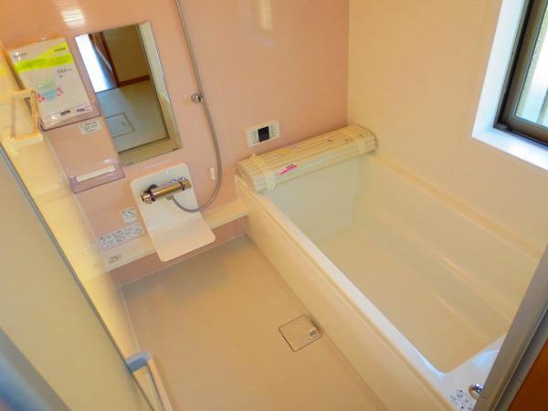 Bathroom. Cool in summer with a bathroom drying heater, You can bathe warm winter. 