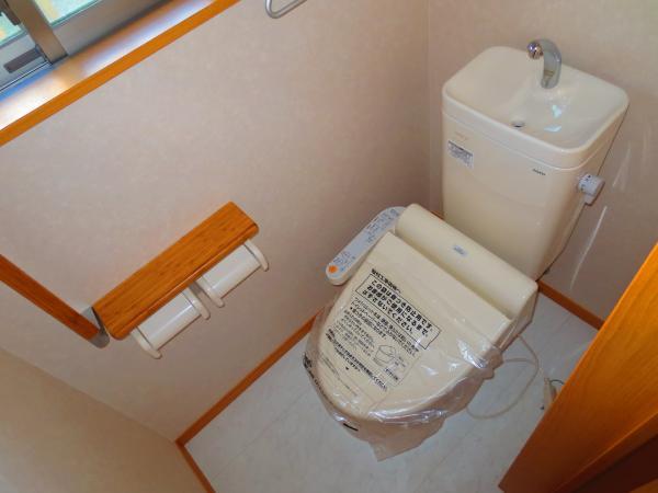 Toilet. 1, 2F also comes with a bidet. 