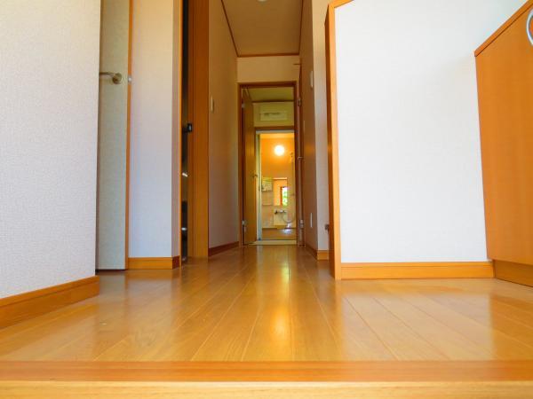 Entrance. wide, Entrance with a shoebox, Visitors are welcome. 