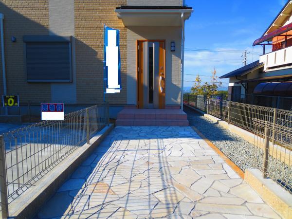 Entrance. Road to get to the front door, Be interesting also try to arrange my own. 