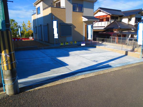 Parking lot. Car four parking possible, It can also accommodate the sudden visitor. 