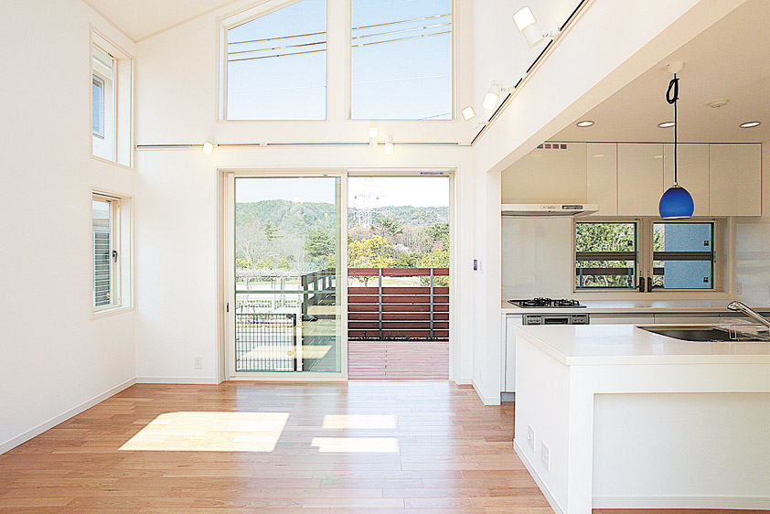 Building plan example (introspection photo). In the atrium became a gradient ceiling, Enhance the lighting of by installing a large window, To allow a view of the lush nature in a variety of life scenes (for example, land building plan 375 No.) Building price 22,800,000 yen, Building area 117.59 sq m