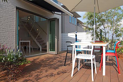 Other building plan example. Through the dining from the kitchen to the large wood deck. Followed by almost home space, such as a cafe. Guests can enjoy a little luxury.