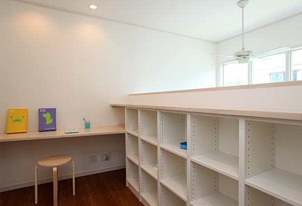 Building plan example (introspection photo). The first and second floors are connected with a large atrium, I feel the presence of the family wherever you are. Since the storage and counter are installed, Also good to take advantage of as a second living room, Good even as children of base, It spreads the width of the use of the.