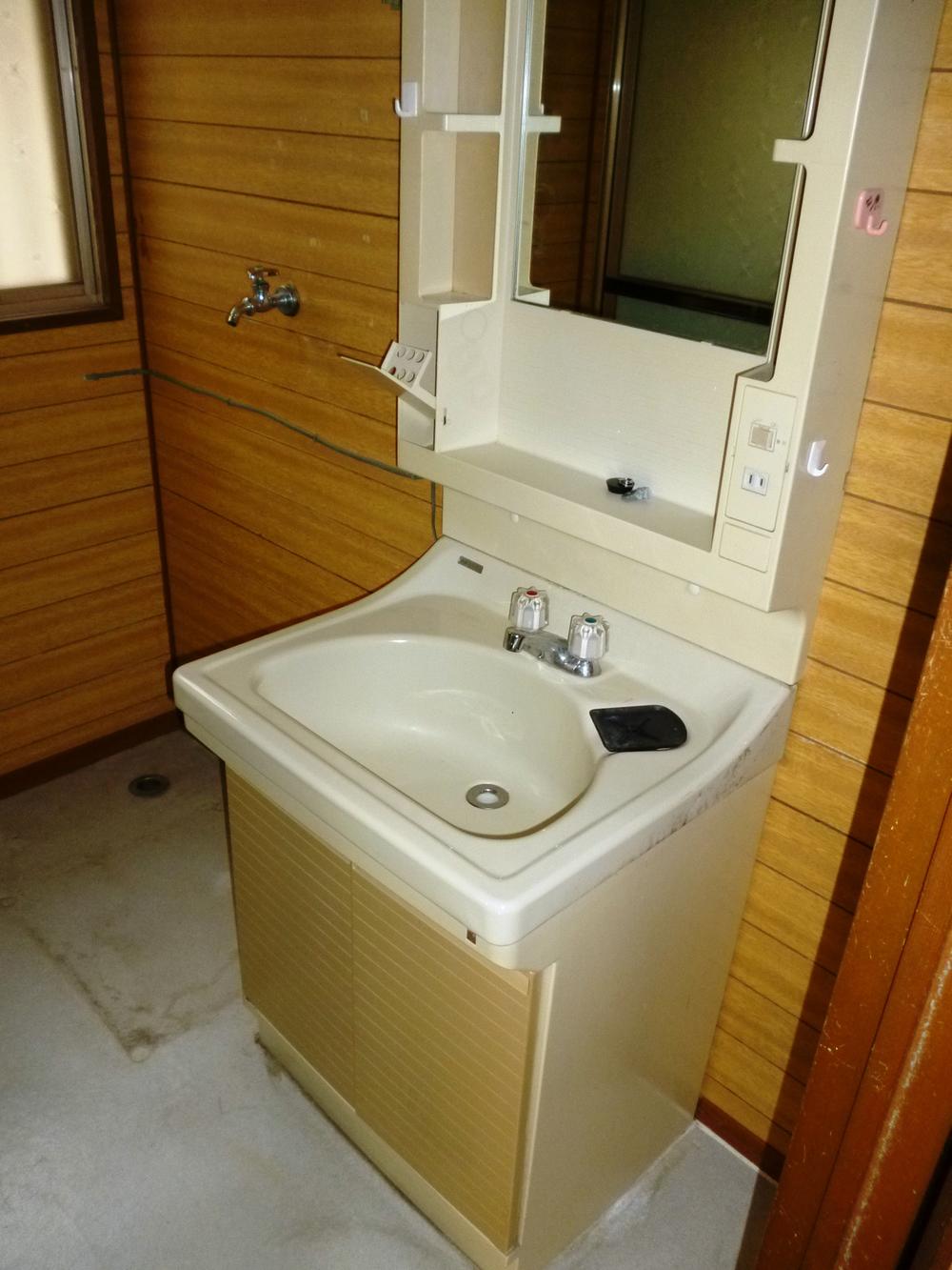 Wash basin, toilet. Room (May 2013) Shooting