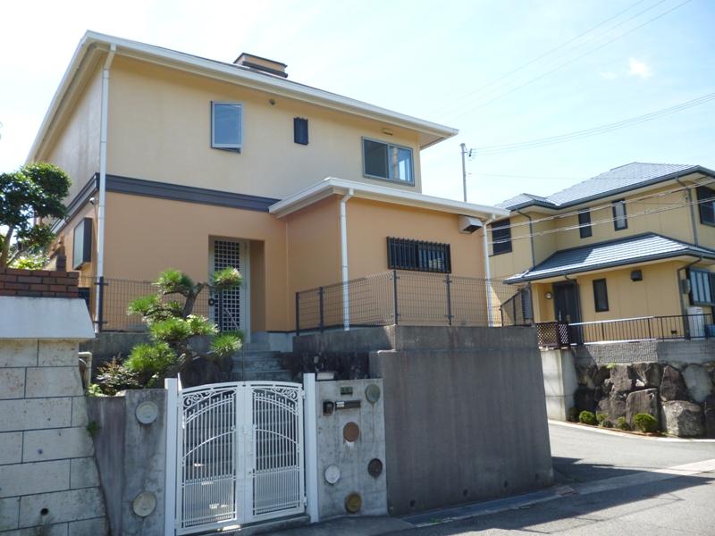 Local appearance photo. August 2005 / Outer wall paint March 2004 / Gate ・ Entrance approach had made ・ Terrace new