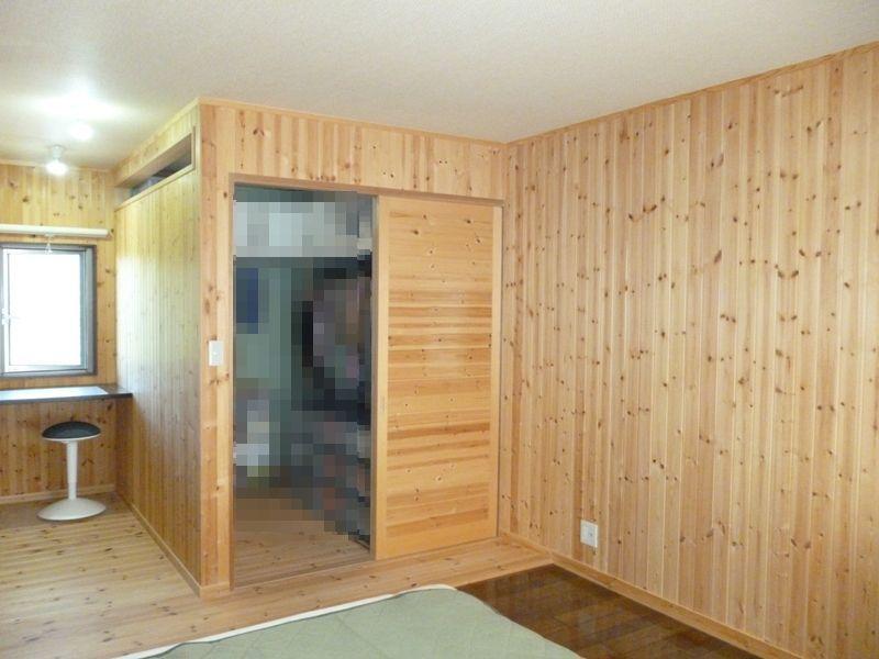 Non-living room. 2 Kaiyoshitsu (about 10 quires) February 2011 / Closet newly established (wall ・ The floor is red pine use insulation and humidity control board construction)