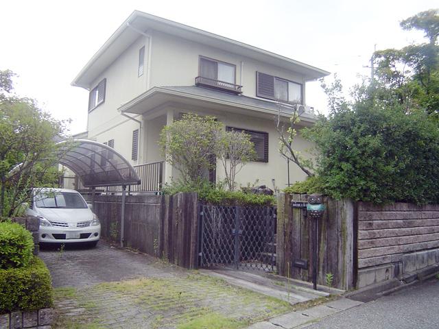 Local appearance photo. Easy car 2 car parking spaces. It is a mansion that was covered with green.