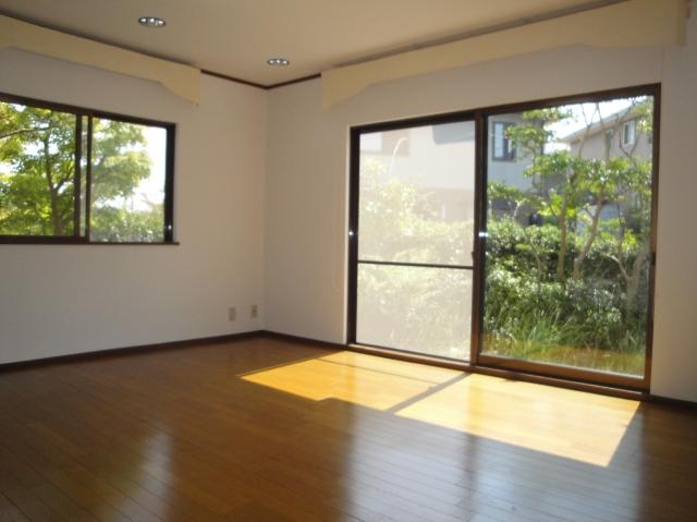 Living. Spacious living room