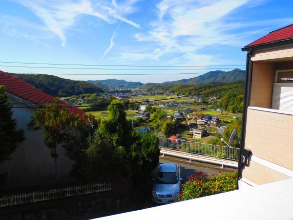 View photos from the dwelling unit. See the mountains from the balcony, Chest will be straight.